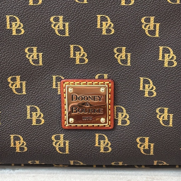 Dooney & Bourke NWOT Gretta Letter Carrier Crossbody Logo - Picture 2 of 7